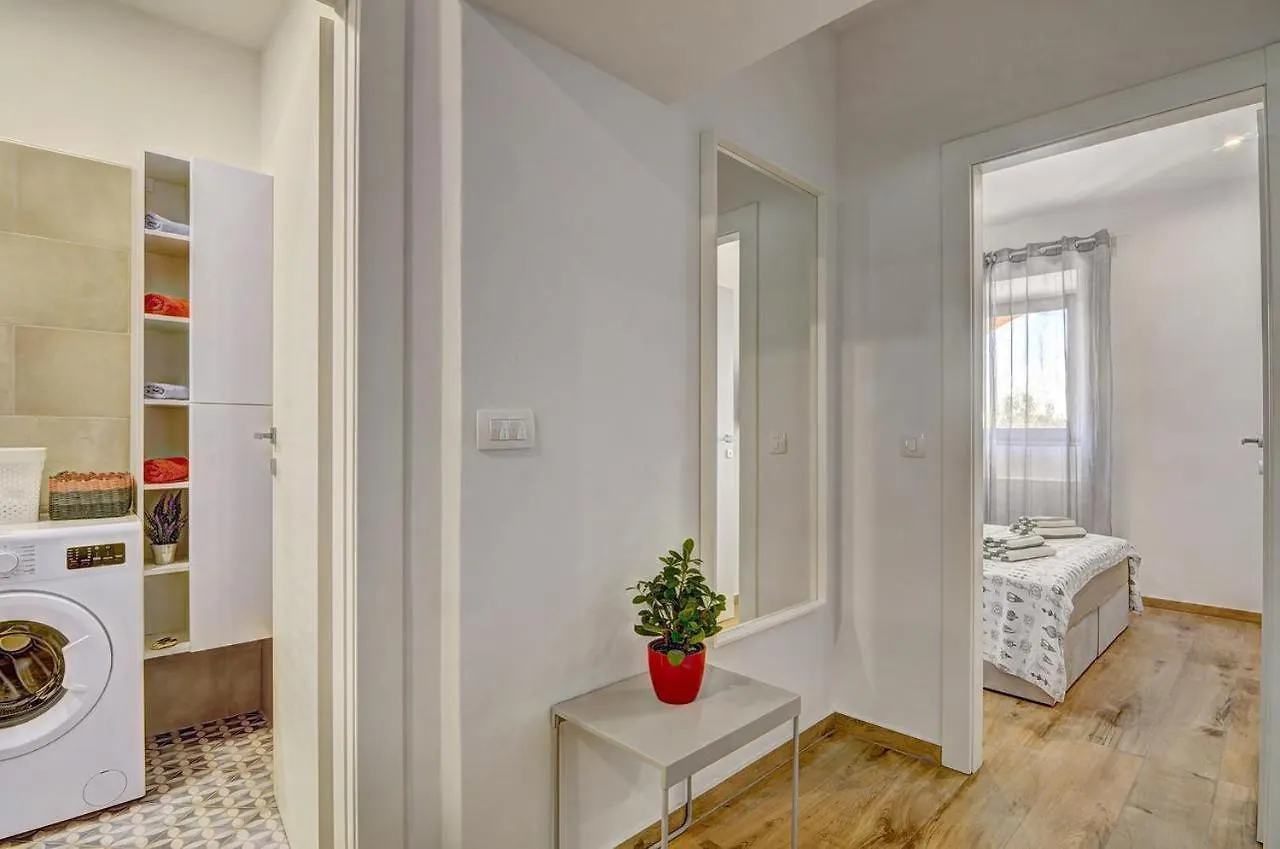 Apartments With A Parking Space Fazana - 7207 Croatia