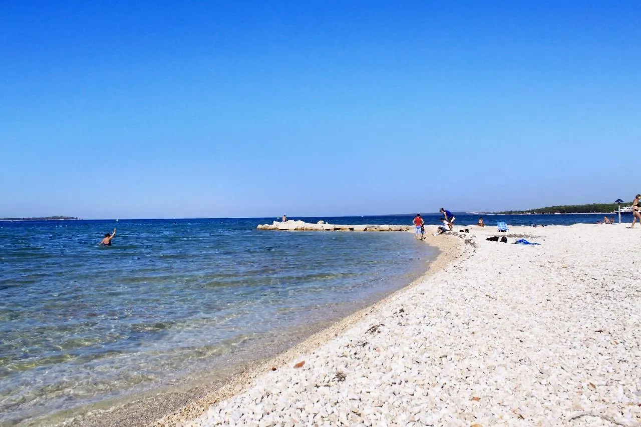 Apartments With A Parking Space Fazana - 7207 Croatia