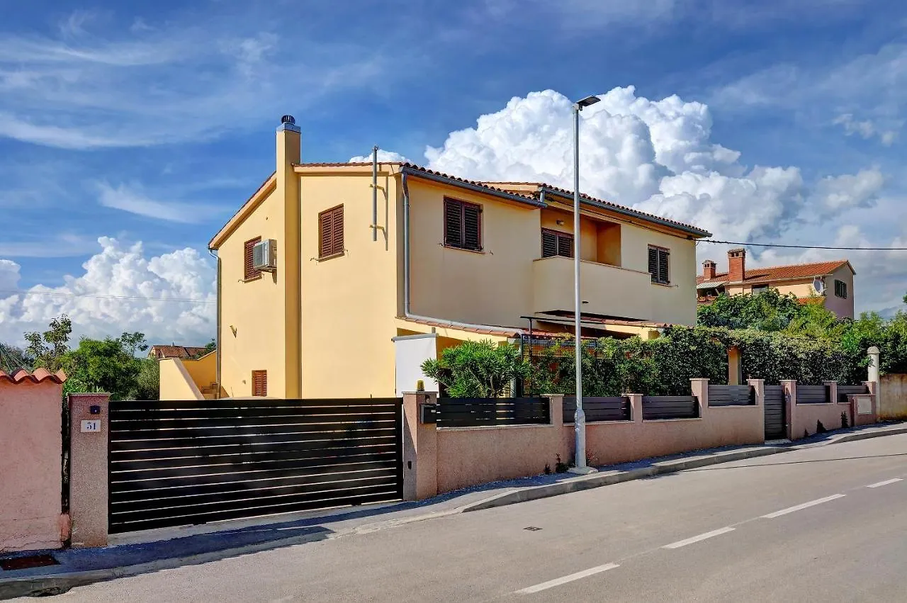 Apartments With A Parking Space Fazana - 7207
