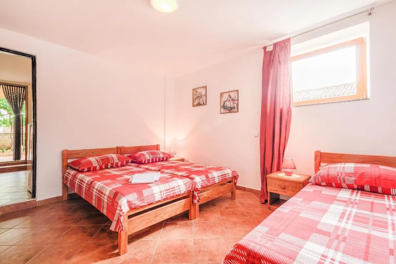 Apartments With A Parking Space Fazana - 7207 Croatia